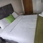 Cosy Flat Near City Centre